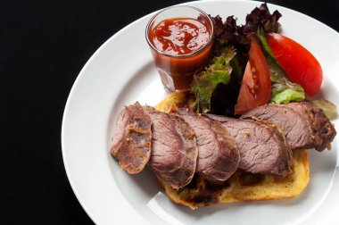 Sebze ve garnitür ile domuz eti biftek