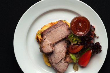 Sebze ve garnitür ile domuz eti biftek