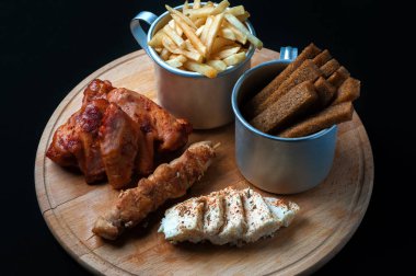 bira sos ile büyük bir ahşap plaka üzerinde snack