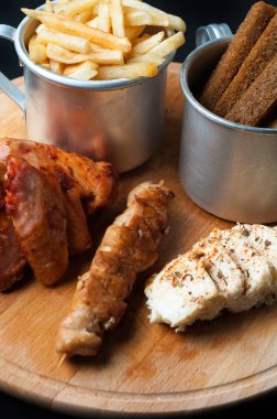 bira sos ile büyük bir ahşap plaka üzerinde snack