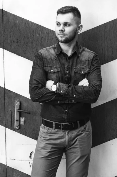 bir gömlek ve pantolon genç bir adam portresi