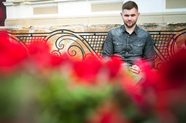 bir gömlek ve pantolon genç bir adam portresi