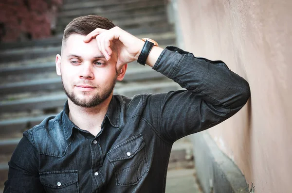 bir gömlek ve pantolon genç bir adam portresi