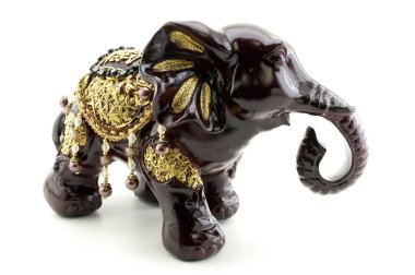 Fil Feng Shui sahip üç ana özellikleri istikrar, güvenilirlik ve su kuyusu-varlık vardır. Usta, bu doktrin, pratik, Odaya bulunan bir fil figürü bir re olarak sadece iyi şanslar çekmek mümkün iddia