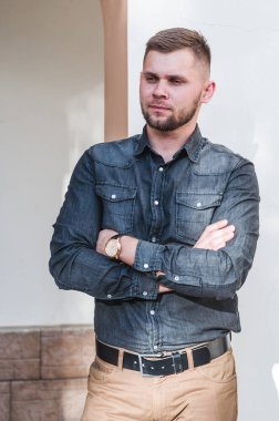 bir gömlek ve pantolon genç bir adam portresi