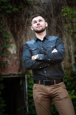 bir gömlek ve pantolon genç bir adam portresi