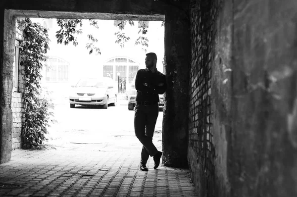 bir gömlek ve pantolon genç bir adam portresi