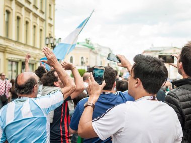 Nizhny Novgorod, Rusya Federasyonu - 21 Haziran 2018: futbol taraftarları Nijniy Novgorod için Dünya Kupası için geldim. Hayranları onların countr temsil eder.