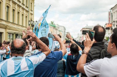 Nizhny Novgorod, Rusya Federasyonu - 21 Haziran 2018: futbol taraftarları Nijniy Novgorod için Dünya Kupası için geldim. Hayranları onların countr temsil eder.