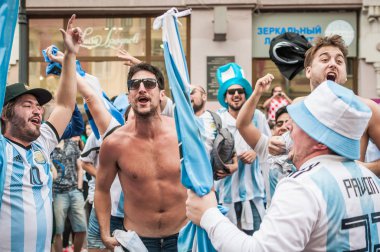 Nizhny Novgorod, Rusya Federasyonu - 21 Haziran 2018: futbol taraftarları Nijniy Novgorod için Dünya Kupası için geldim. Hayranları onların countr temsil eder.