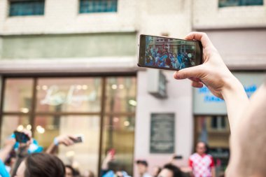 Eller, peopl kalabalık karşı cep telefonuyla çekim