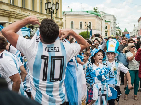 Nizhny Novgorod, Rusya Federasyonu - 21 Haziran 2018: futbol taraftarları Nijniy Novgorod için Dünya Kupası için geldim. Hayranları onların countr temsil eder.