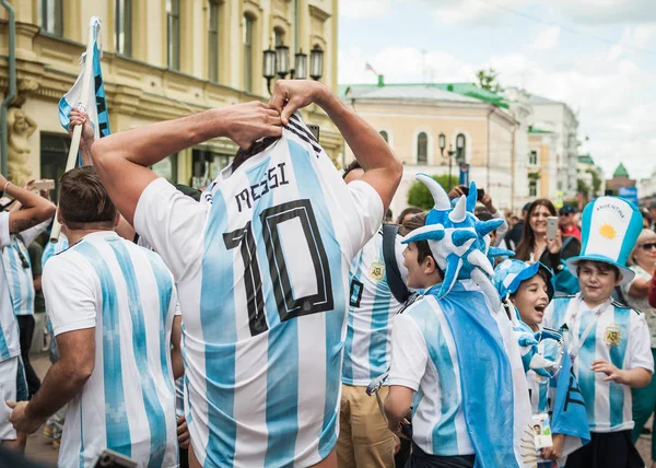 Nizhny Novgorod, Rusya Federasyonu - 21 Haziran 2018: futbol taraftarları Nijniy Novgorod için Dünya Kupası için geldim. Hayranları onların countr temsil eder.