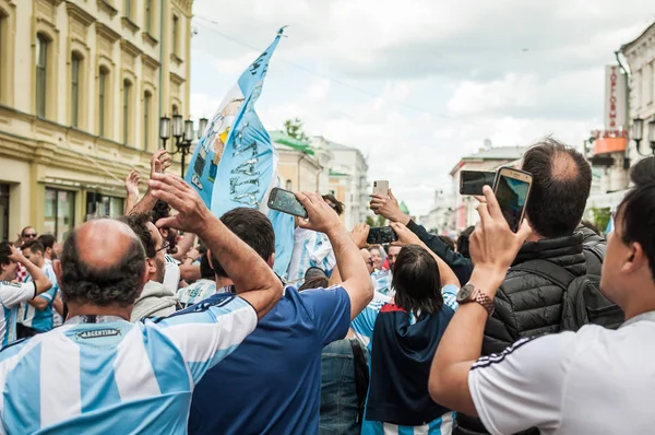 Nizhny Novgorod, Rusya Federasyonu - 21 Haziran 2018: futbol taraftarları Nijniy Novgorod için Dünya Kupası için geldim. Hayranları onların countr temsil eder.