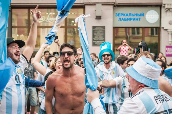 Nizhny Novgorod, Rusya Federasyonu - 21 Haziran 2018: futbol taraftarları Nijniy Novgorod için Dünya Kupası için geldim. Hayranları onların countr temsil eder.