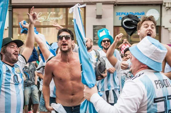 Nizhny Novgorod, Rusya Federasyonu - 21 Haziran 2018: futbol taraftarları Nijniy Novgorod için Dünya Kupası için geldim. Hayranları onların countr temsil eder.