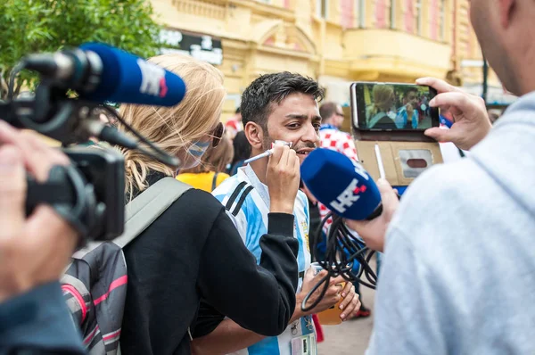 Nizhny Novgorod, Rusya Federasyonu - 21 Haziran 2018: futbol taraftarları Nijniy Novgorod için Dünya Kupası için geldim. Hayranları onların countr temsil eder.
