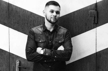 bir gömlek ve pantolon genç bir adam portresi