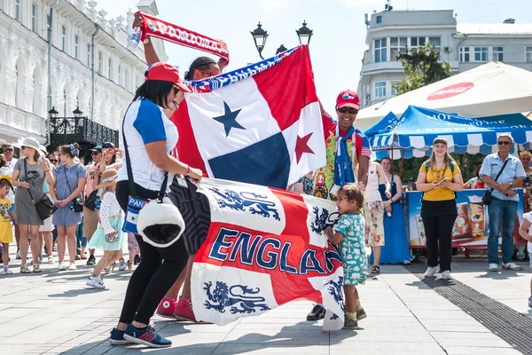 Nizhny Novgorod, Rusya Federasyonu-Haziran 24, 2018: futbol hayranları geldi Nijniy Novgorod için Dünya Kupası için. Hayranları onların countr temsil eder.