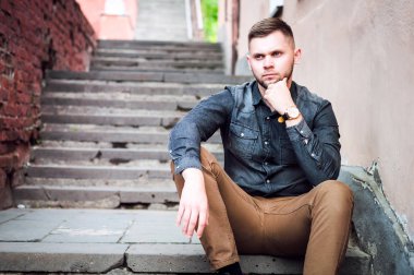 bir gömlek ve pantolon genç bir adam portresi