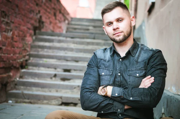 bir gömlek ve pantolon genç bir adam portresi