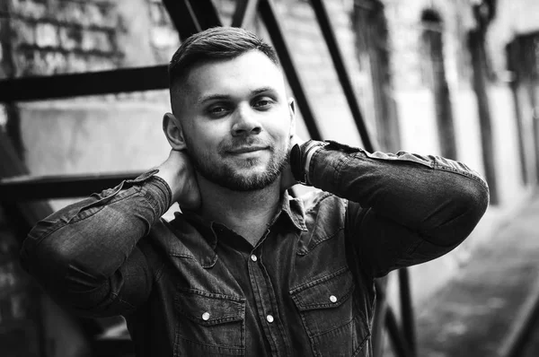 bir gömlek ve pantolon genç bir adam portresi