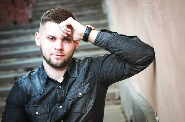 bir gömlek ve pantolon genç bir adam portresi