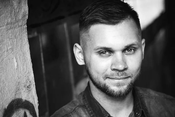 bir gömlek ve pantolon genç bir adam portresi