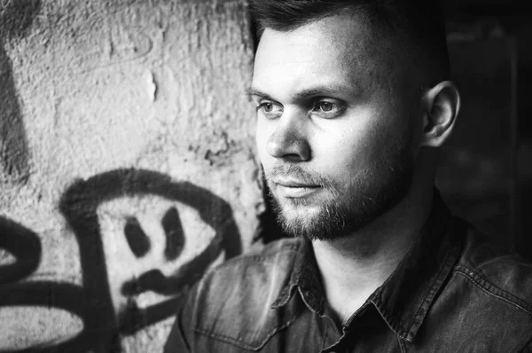 bir gömlek ve pantolon genç bir adam portresi