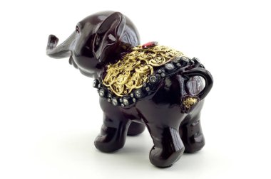 Fil Feng Shui sahip üç ana özellikleri istikrar, güvenilirlik ve su kuyusu-varlık vardır. Usta, bu doktrin, pratik, Odaya bulunan bir fil figürü bir re olarak sadece iyi şanslar çekmek mümkün iddia