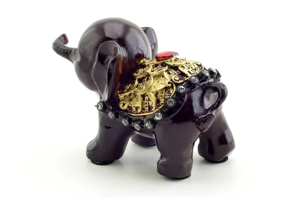 The three main characteristics that the elephant possesses in Feng Shui are stability, reliability and well-being. Masters, practicing this doctrine, argue that the figure of an elephant, located in the room, is able to attract good luck just as a re