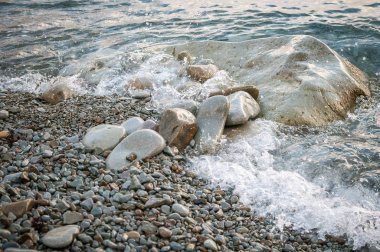 Sahilde, büyük taşlar wav tarafından yıkanmış