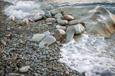 Sahilde, büyük taşlar wav tarafından yıkanmış