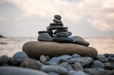 Bir piramit taş mavi sk karşı