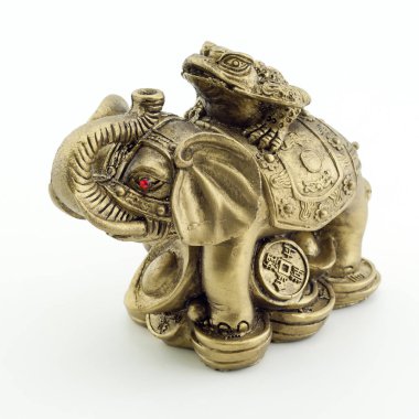 Bronz fil ve bir beyaz adam bir kurbağaya