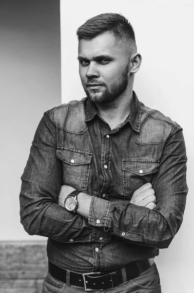 bir gömlek ve pantolon genç bir adam portresi