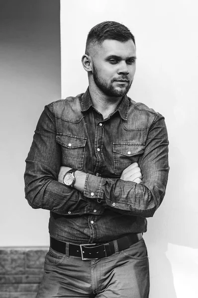 bir gömlek ve pantolon genç bir adam portresi