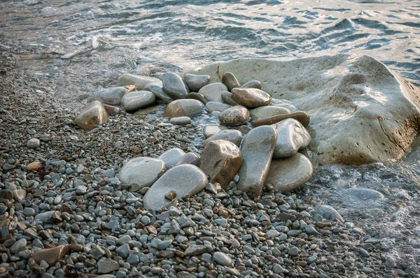 Sahilde, büyük taşlar wav tarafından yıkanmış