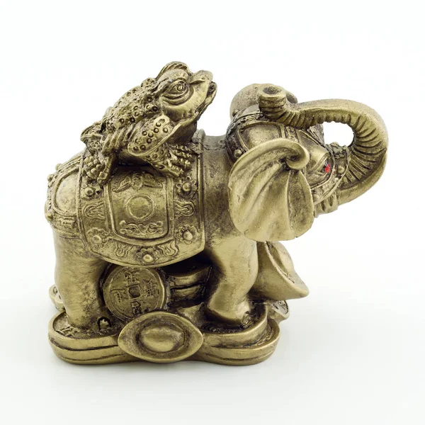 Bronz fil ve bir beyaz adam bir kurbağaya