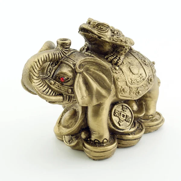 Bronz fil ve bir beyaz adam bir kurbağaya