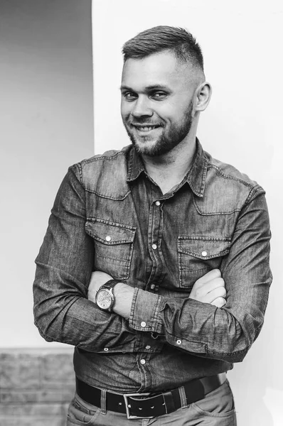 bir gömlek ve pantolon genç bir adam portresi