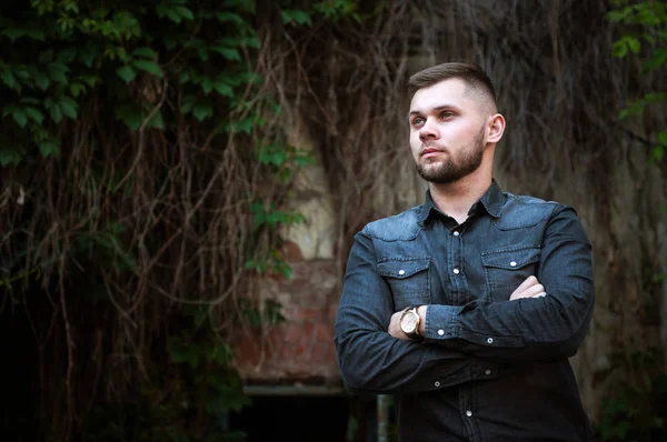 bir gömlek ve pantolon genç bir adam portresi