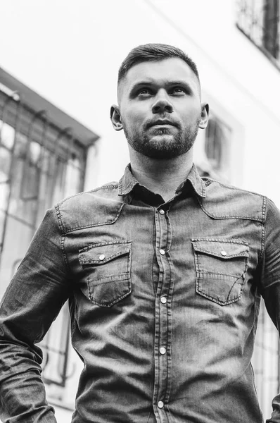 bir gömlek ve pantolon genç bir adam portresi