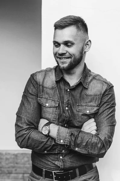 bir gömlek ve pantolon genç bir adam portresi