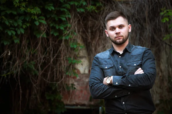 bir gömlek ve pantolon genç bir adam portresi