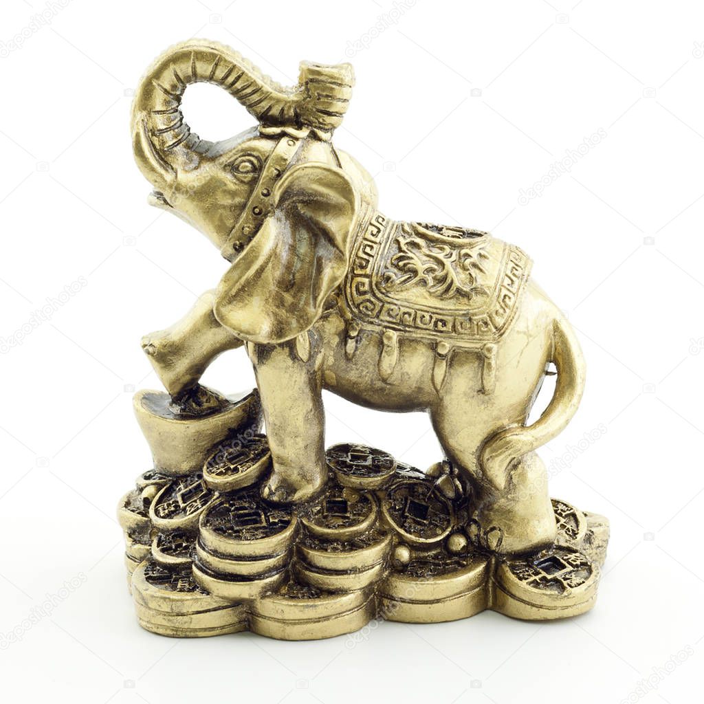 The three main characteristics that the elephant possesses in Feng Shui are stability, reliability and well-being. Masters, practicing this doctrine, argue that the figure of an elephant, located in the room, is able to attract good luck just as a re