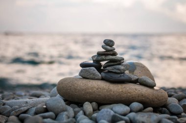 Bir piramit taş mavi sk karşı