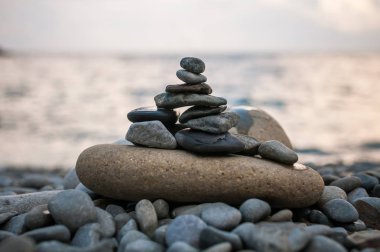 Bir piramit taş mavi sk karşı