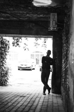 bir gömlek ve pantolon genç bir adam portresi