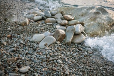 Sahilde, büyük taşlar wav tarafından yıkanmış